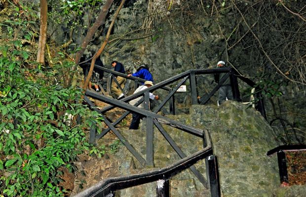Climbing to the Thien Cung Cave